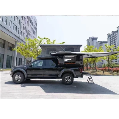 픽업 트럭 야영 자들은 야영 자에서 미끄러집니다